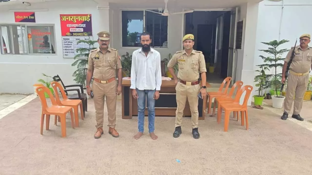 Kaushambi News: हादसे को दावत, स्टंट का जुनून! कौशाम्बी में बाइक पर पांच सवार, हैंडल से लटकाया मासूम, वायरल वीडियो पर युवक गिरफ्तार, बाइक सीज
