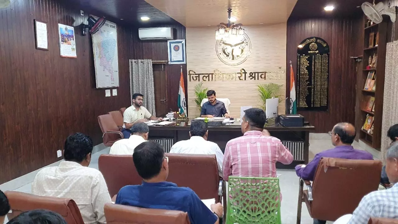 DM Ajay Dwivedi chaired a meeting of Swachhta Samiti, gave strict instructions on operation of Model Village and RRC