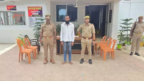 Kaushambi News: हादसे को दावत, स्टंट का जुनून! कौशाम्बी में बाइक पर पांच सवार, हैंडल से लटकाया मासूम, वायरल वीडियो पर युवक गिरफ्तार, बाइक सीज
