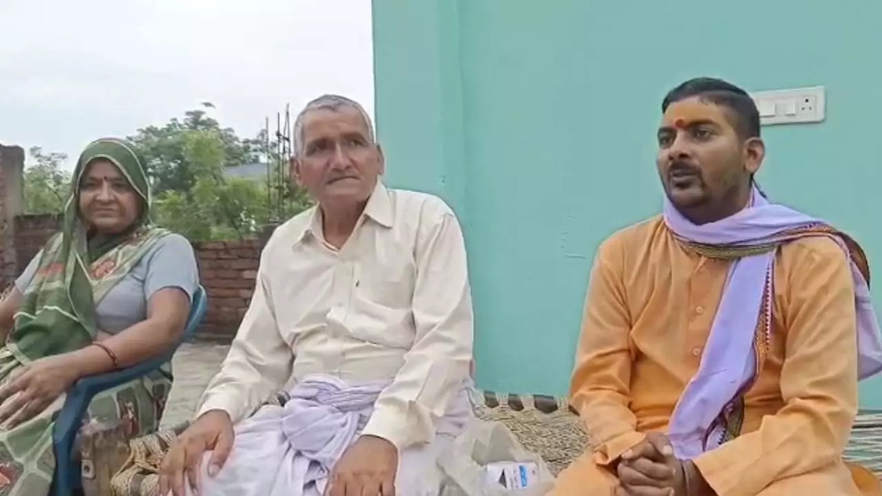 Firozabad News: पंकज पर लगाए गए आरोप परिवार ने बताए झूठे, जानें क्या है पूरा मामला