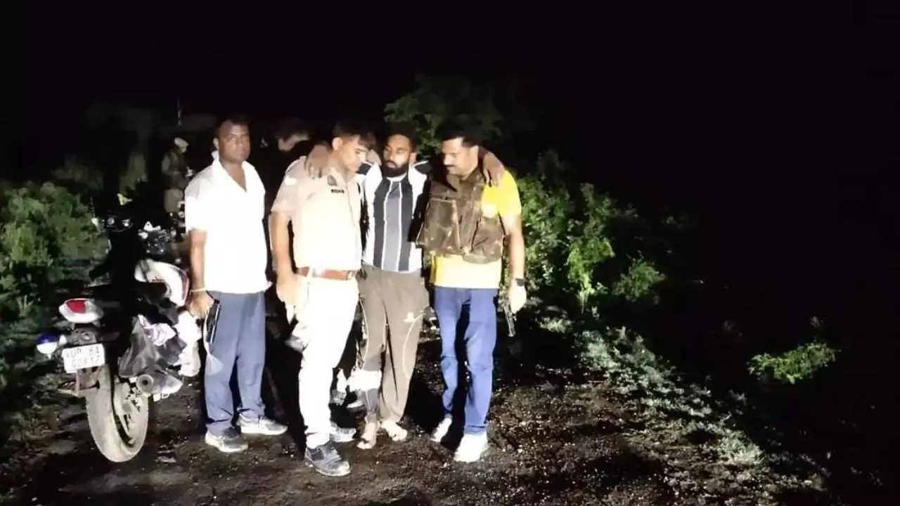 Mainpuri News: मैनपुरी में पुलिस और बदमाशों के बीच मुठभेड़, दो गिरफ्तार, एक घायल