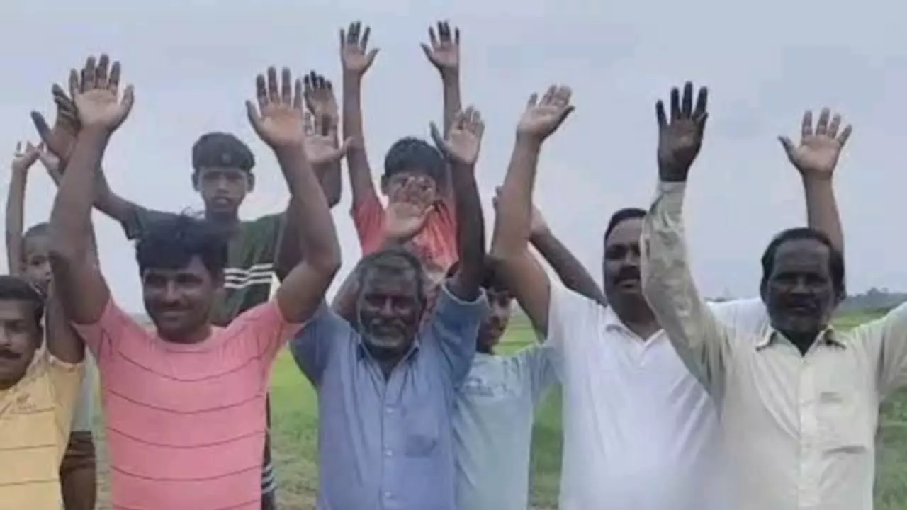 Mainpuri News: गांव में नाला सफाई को लेकर किसानों का विरोध, ठेकेदार पर लापरवाही का आरोप