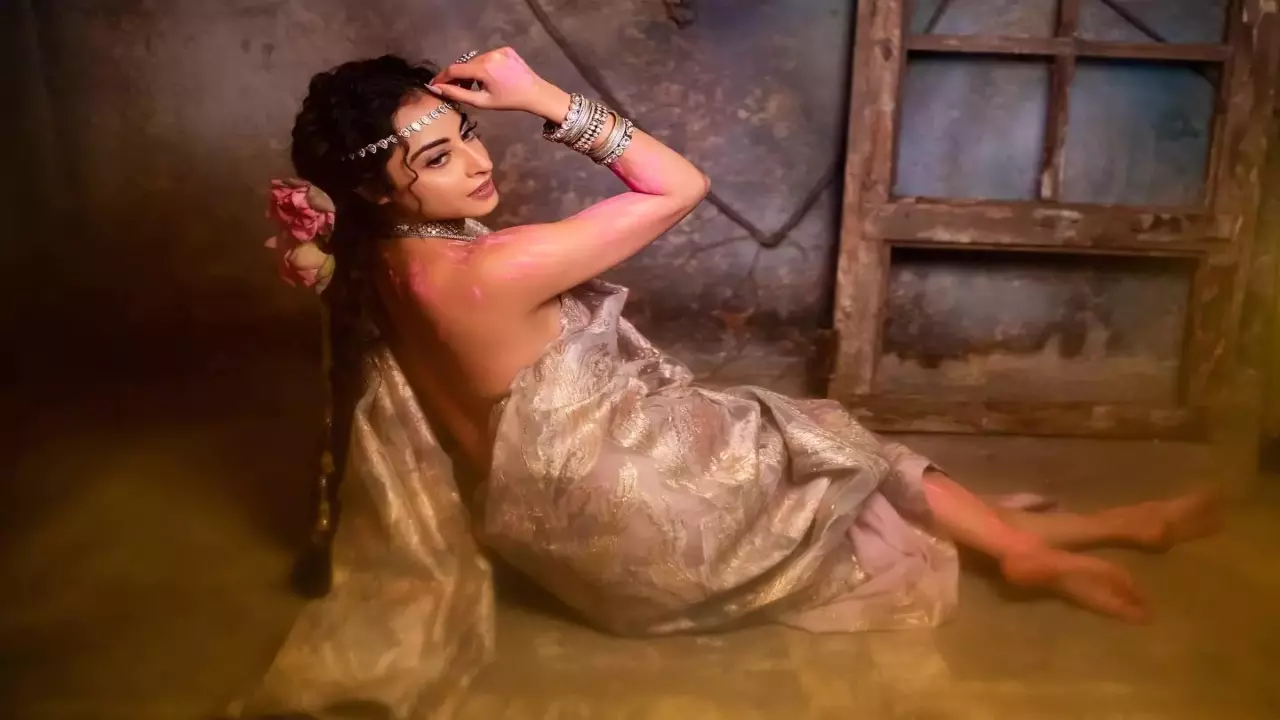 saree without blouse to modern style