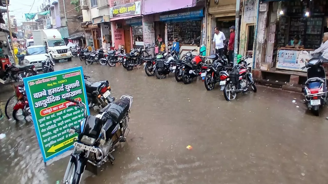 Gonda News: बारिश ने खोली नगर पालिका परिषद कर्नलगंज की पोल, जलभराव से जनजीवन अस्त-व्यस्त