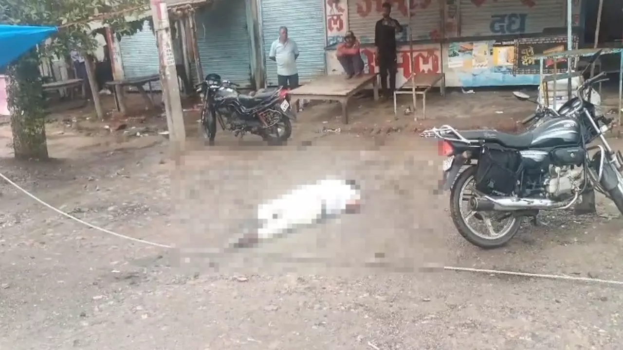 Jalaun News: विद्युत विभाग की लापरवाही, हाईटेंशन टूटने से युवक की गई जान