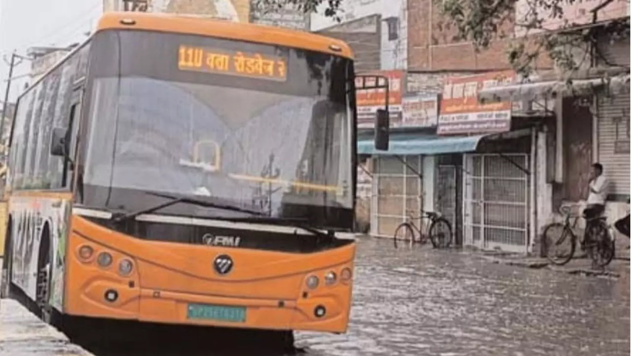 Bareilly News: सिटी बस कंडक्टर-चेयरमैन विवाद, हड़ताल टली; अधिकारियों के आश्वासन पर बनी बात