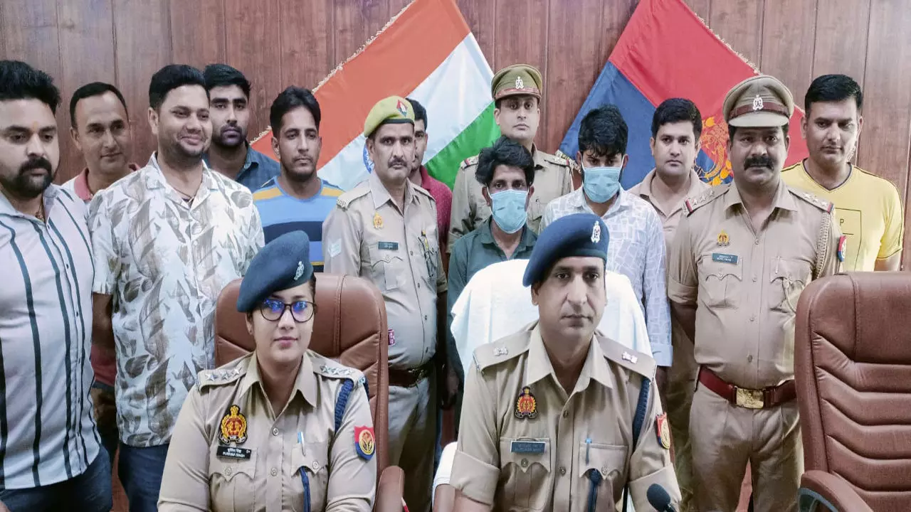 Bulandshahr News: किश्त से बचने को कैंटर मालिक ने ड्राइवर संग मिलकर कराई अपनी ही गाड़ी चोरी, दोनों गिरफ्तार