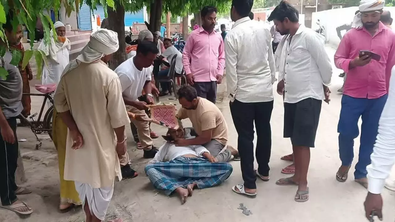 Kushinagar News: रजिस्ट्री कराने आए बुजुर्ग की तहसील परिसर में अचानक मौत, हड़कंप