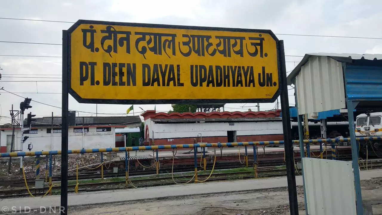 Chandauli News: रेलवे ने यात्रियों को दी बड़ी राहत, ढाई गुना अधिक स्पेशल ट्रेनों का संचालन; समय-पालन में भी सुधार