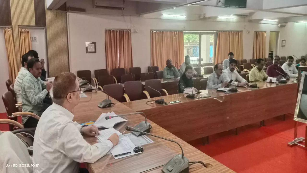 Sonbhadra News: डीएम के निर्देश दरकिनार करने पर मुख्य पशु चिकित्साधिकारी को जवाब-तलब; XEN जल निगम और जिला पर्यटन अधिकारी को भी नोटिस