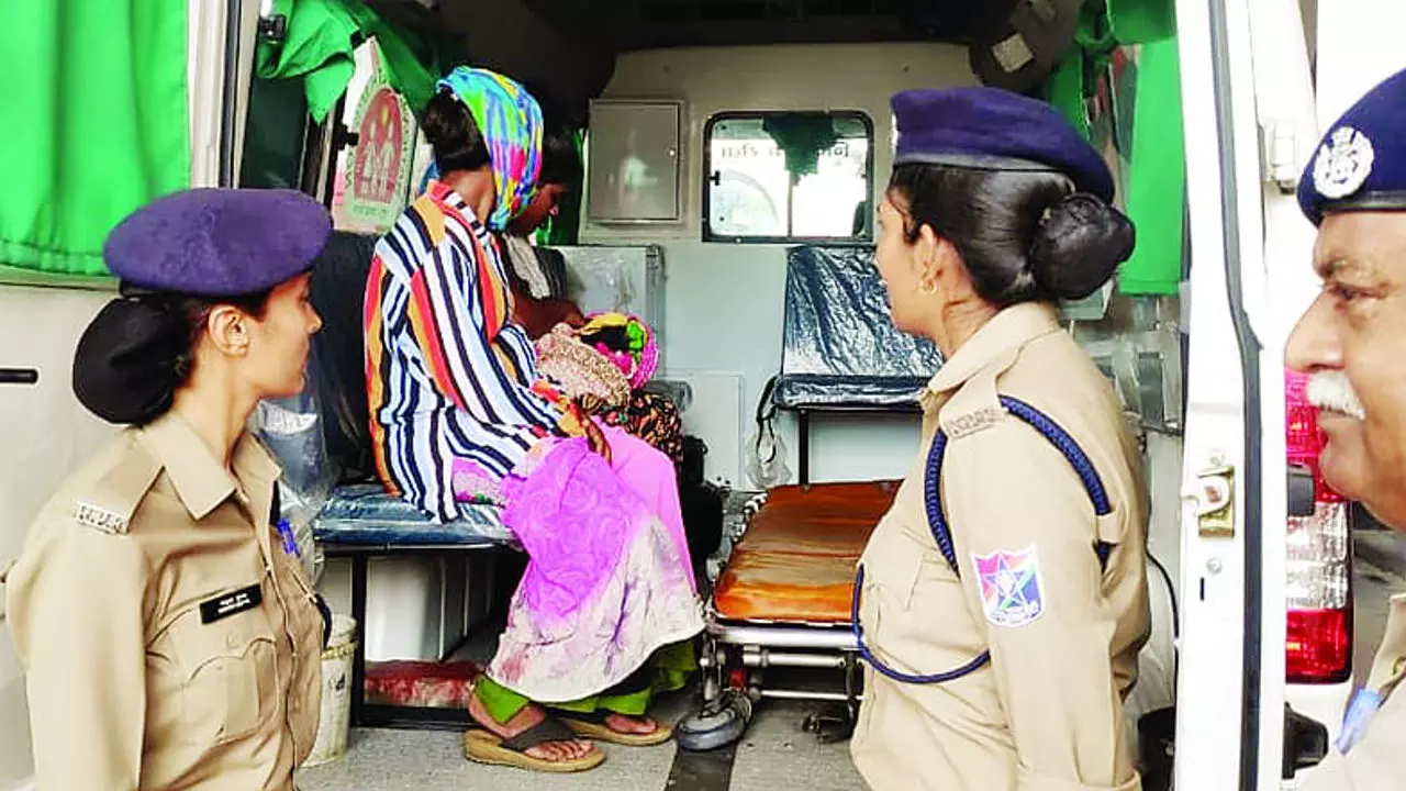 Jhansi News: रेलवे स्टेशन पर महिला ने दिया बच्चे को जन्म, सचखंड एक्सप्रेस से उतारी गई थी गर्भवती