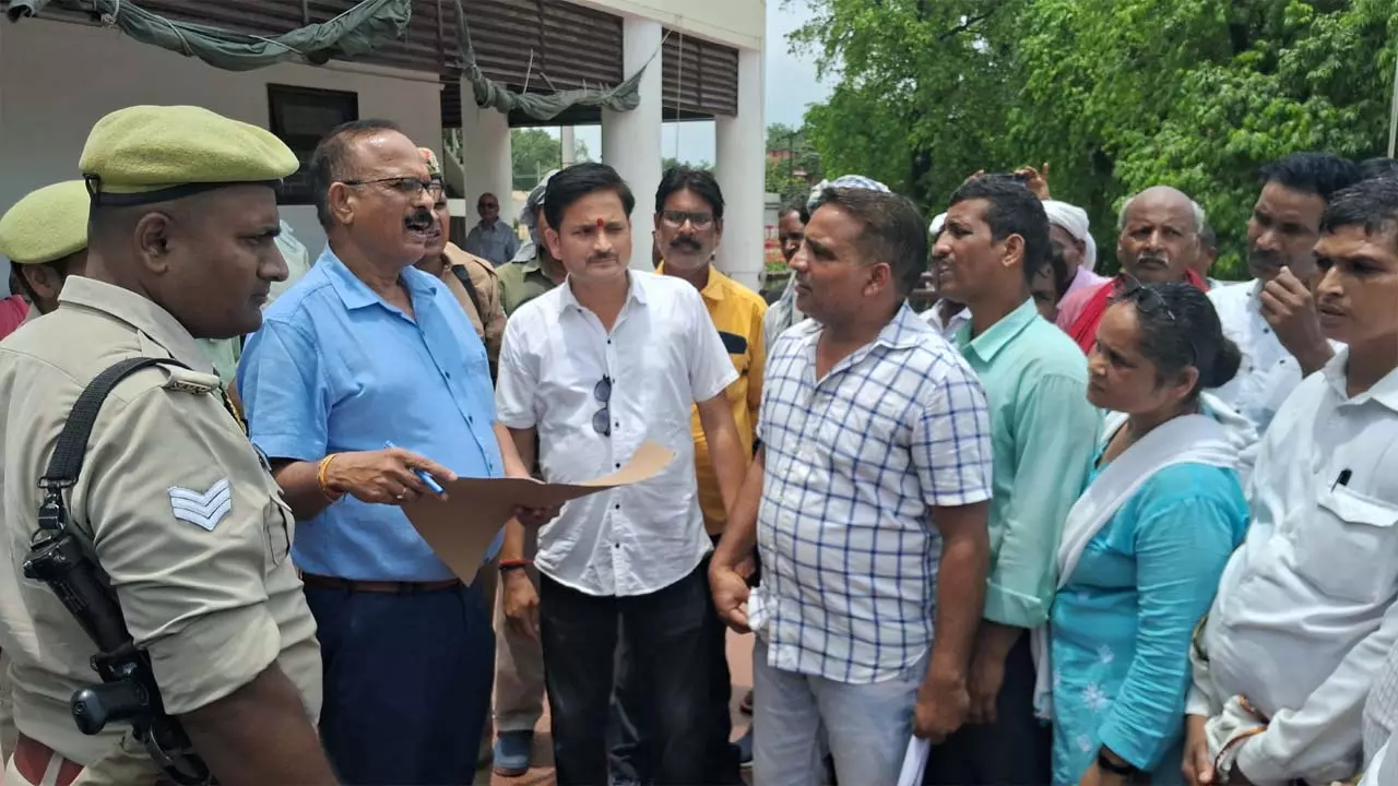 azamgarh-pgi-security-guards-protest-dm
