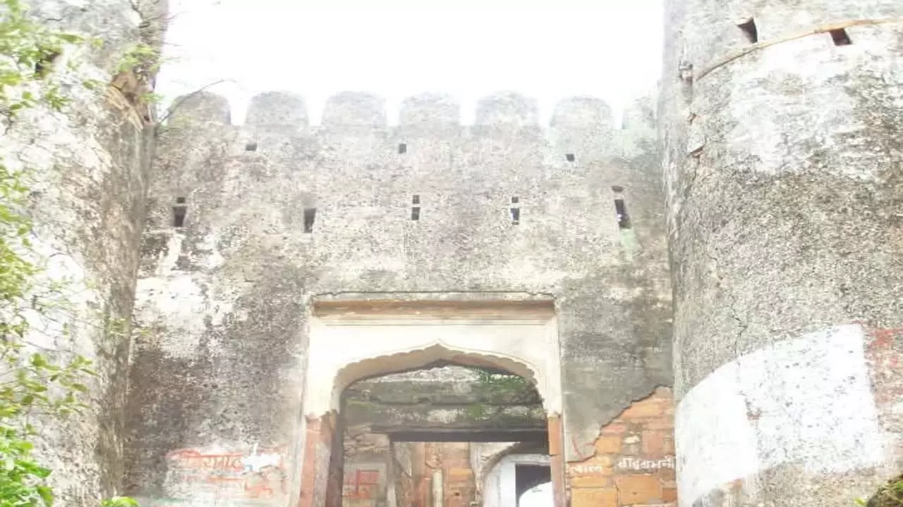 CCTV cameras to be installed at Vijaygarh Fort, DM gives instructions in charge of Shravan fair; Nahaega Kila from Milk Roshni