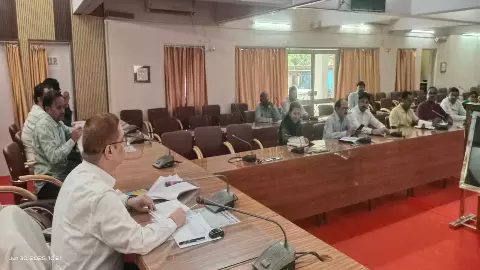 Sonbhadra News: डीएम के निर्देश दरकिनार करने पर मुख्य पशु चिकित्साधिकारी को जवाब-तलब; XEN जल निगम और जिला पर्यटन अधिकारी को भी नोटिस