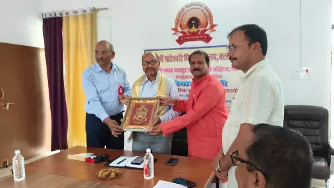 Balrampur News: माँ पाटेश्वरी विश्वविद्यालय, बलरामपुर में हिन्दी: अकादमिक नवाचार पर संगोष्ठी, सेवानिवृत्त शिक्षकों का सम्मान