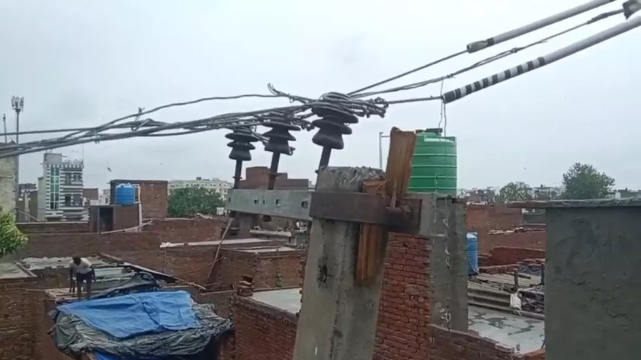 Aligarh News: विद्युत ट्रांसफार्मर पर तारों के मकड़जाल से दहशत में परिवार