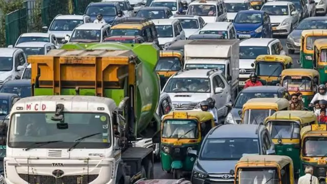 दिल्ली में हड़कम्प: 10 से 15 साल पुराने वाहनों ईंधन न देने का नियम लागू, जब्त भी होंगे