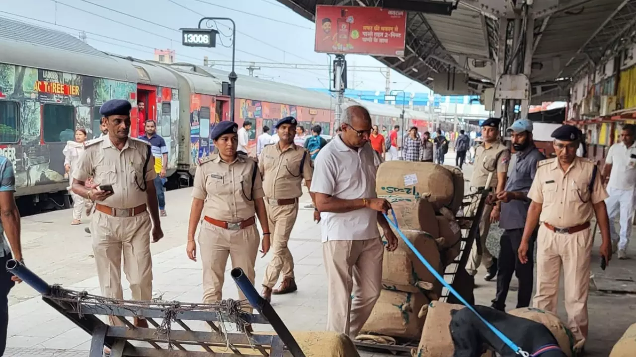 Chandauli News: DDU रेलवे स्टेशन पर सुरक्षा बलों का जागरूकता अभियान, यात्रियों को किया गया सतर्क