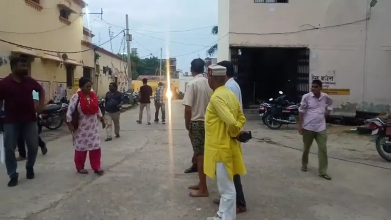 Sultanpur News: बेबस दरोगा ने रो रोकर माँगा इंसाफ, दबंगों ने बीच सड़क पर की पिटाई, अब तक नहीं हुई कोई कार्रवाई