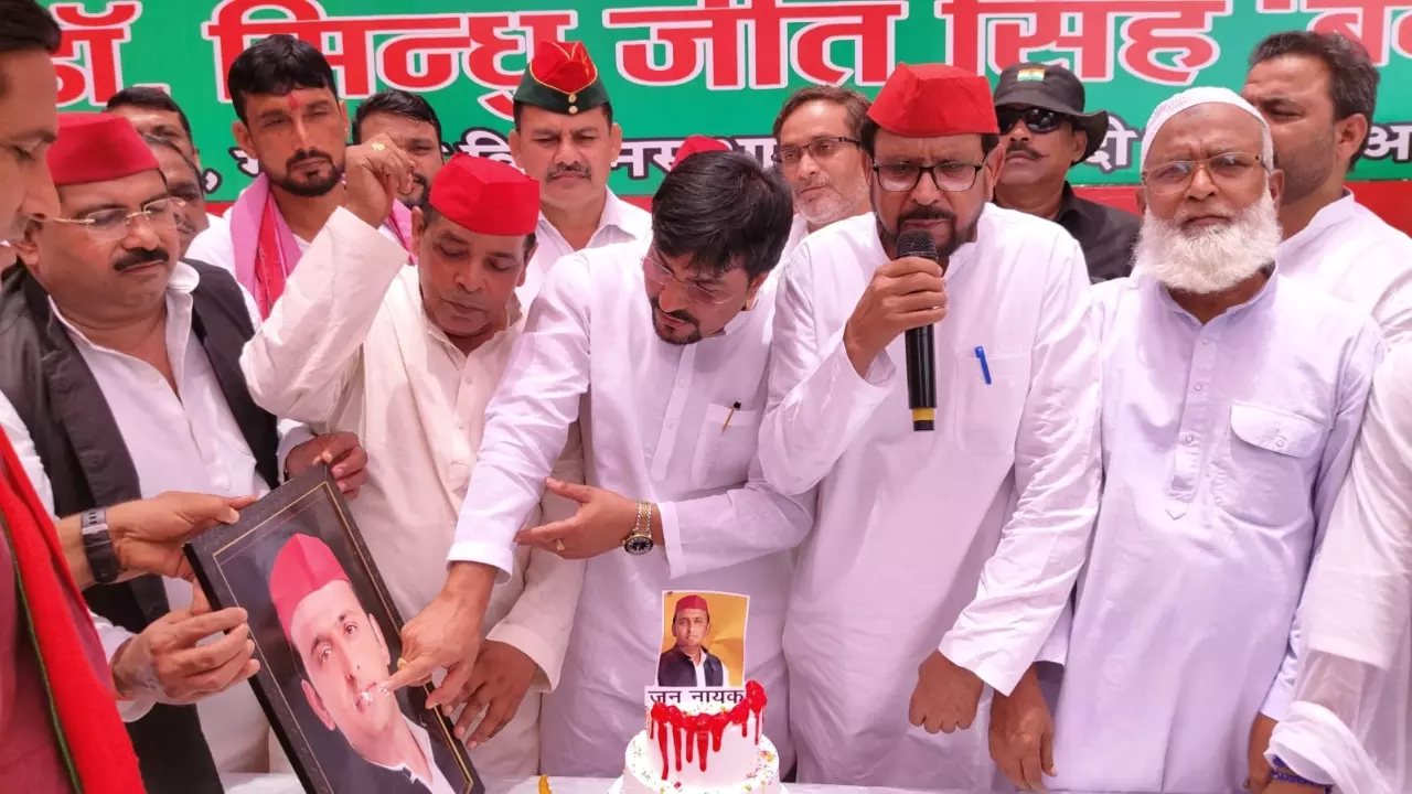 Amethi News: अमेठी में हर्षोल्लास के साथ मनाया गया अखिलेश यादव का जन्मदिन, सपा कार्यकर्ताओं ने 2027 में अखिलेश यादव को मुख्यमंत्री बनाने का लिया संकल्प