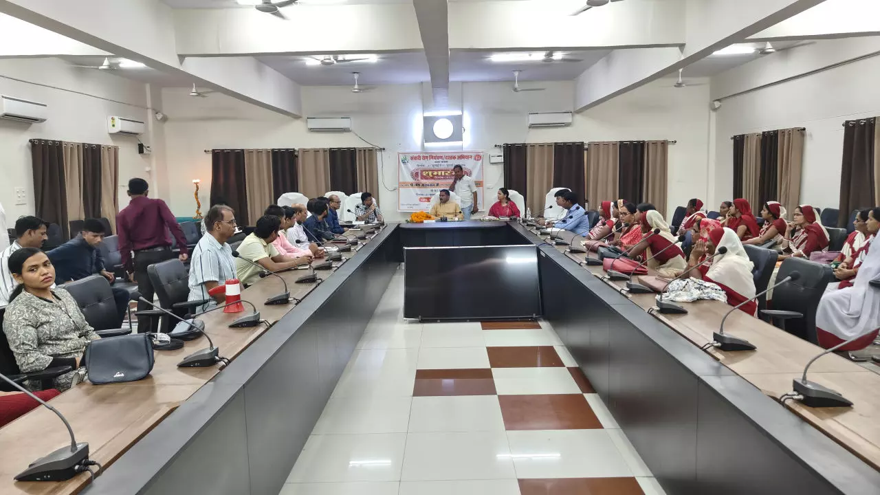 Chandauli News: संचारी रोगों पर निर्णायक प्रहार: विधायक रमेश जायसवाल ने किया नियंत्रण एवं दस्तक अभियान का आगाज