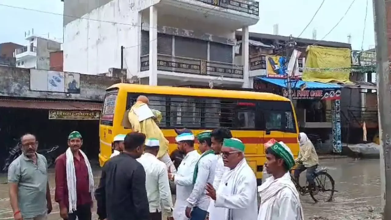 Chandauli News: मंत्री के गांव में जलजमाव से लोग परेशान, व्यापारी व किसान यूनियन ने बीडीओ का फूंका पुतला