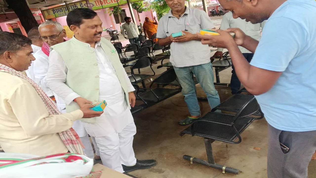 Chandauli News: गरीबों के मसीहा PDA नायक का जन्मदिन नौगढ़ में धूमधाम से मनाया गया