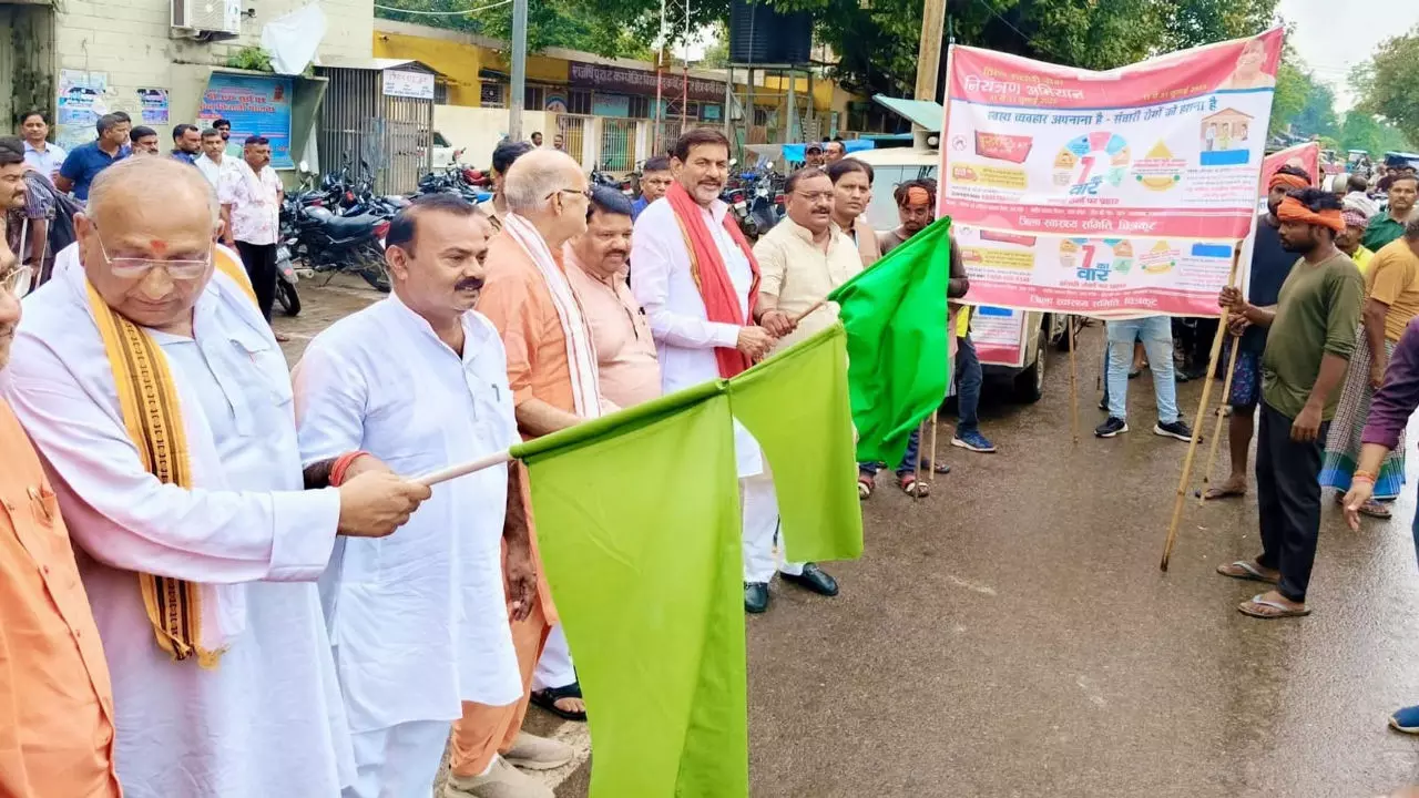 Chitrakoot News: चित्रकूट में स्कूल चलो अभियान और प्रवेश उत्सव का भव्य शुभारंभ, बच्चों का हुआ स्वागत