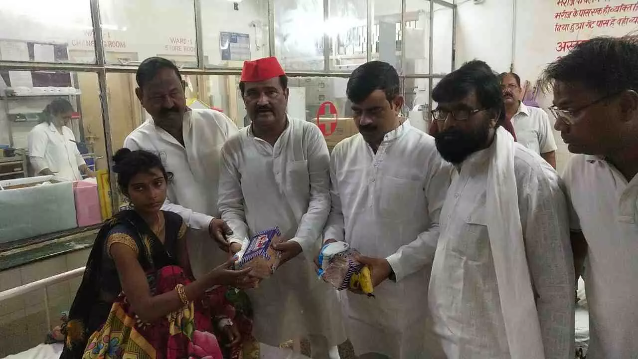 Unnao News: उन्नाव में अखिलेश यादव का जन्मदिन: सपा कार्यकर्ताओं ने अस्पताल में मरीजों को बांटे दूध, ब्रेड और फल