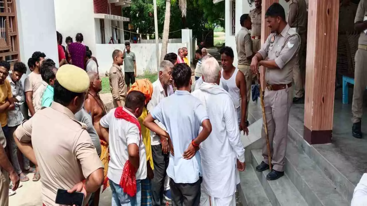 Azamgarh News: पारिवारिक विवाद में युवक ने मां-बेटे की गोली मारकर हत्या की, खुद को भी मारी गोली