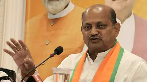 BJP के पार्षद बने गुंडे! सरकारी अफसर को सरेआम घसीट कर पीटा, पार्टी ने लिया बड़ा एक्शन BJP के पार्षद बने गुंडे! सरकारी अफसर को सरेआम घसीट कर पीटा, पार्टी ने लिया बड़ा एक्शन