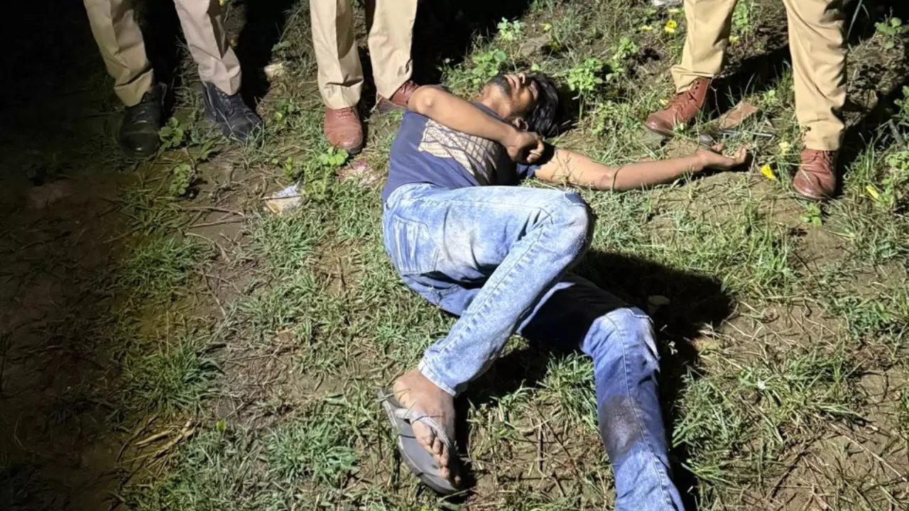 Meerut News: मेरठ में पुलिस मुठभेड़ के बाद गिरोह का भंडाफोड़, दो बदमाश घायल, भारी मात्रा में चोरी का सामान बरामद