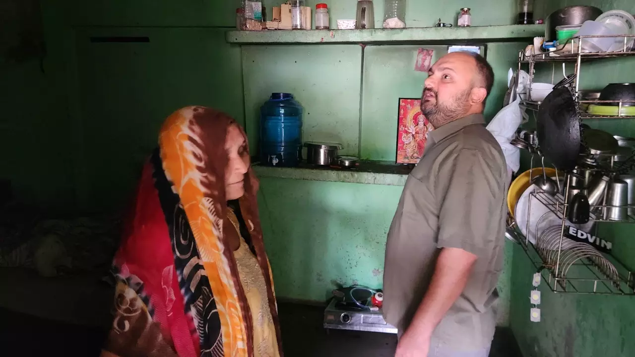 Hapur News: डीएम साहब बारिश में गिर गई समौती के घर की जर्जर छत, व्हाट्सएप पर मैसेज मिलते ही सुबह आठ बजे डीएम पहुंच गए विधवा के घर