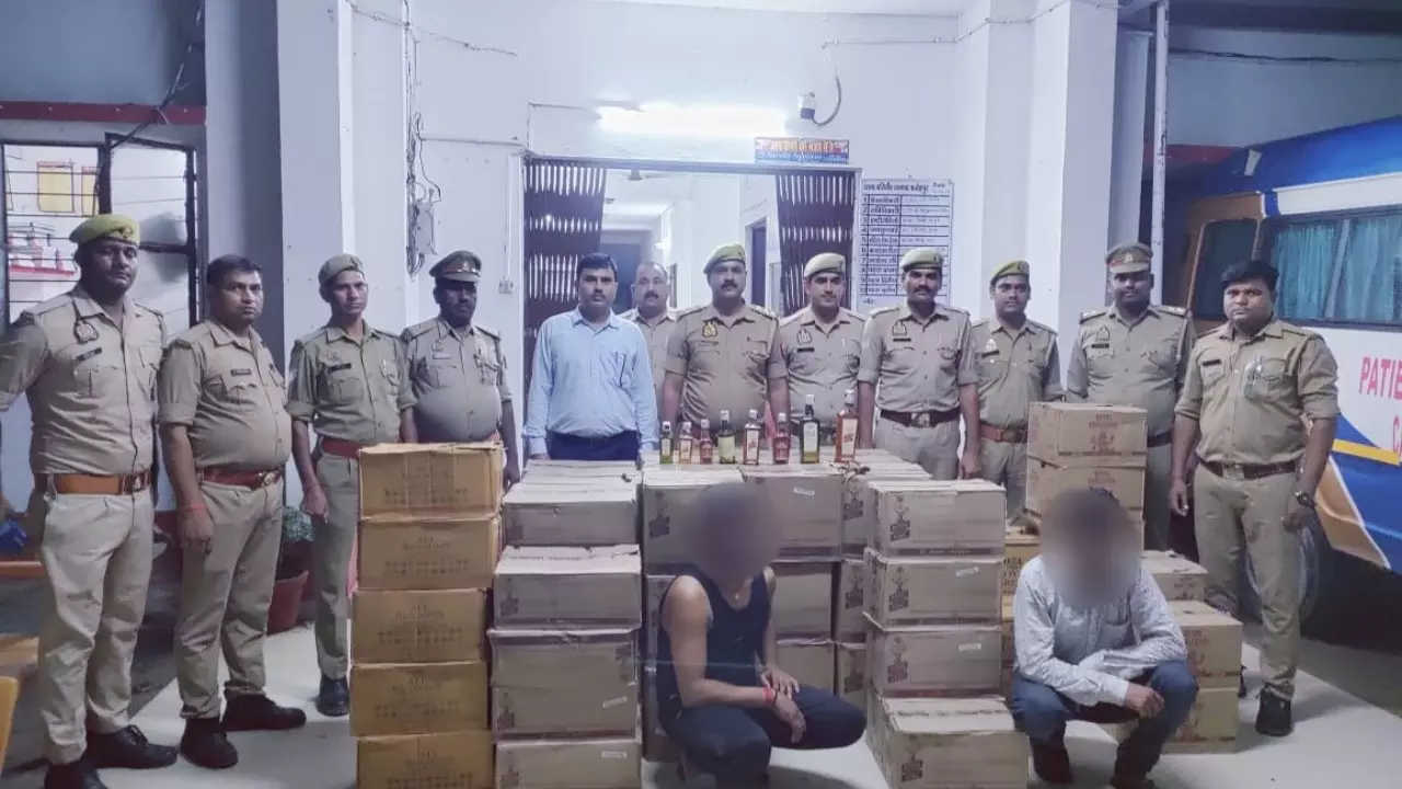 Fatehpur News: एम्बुलेंस में छुपाकर 15 लाख की अवैध अंग्रेजी शराब की तस्करी, फतेहपुर में दो तस्कर गिरफ्तार