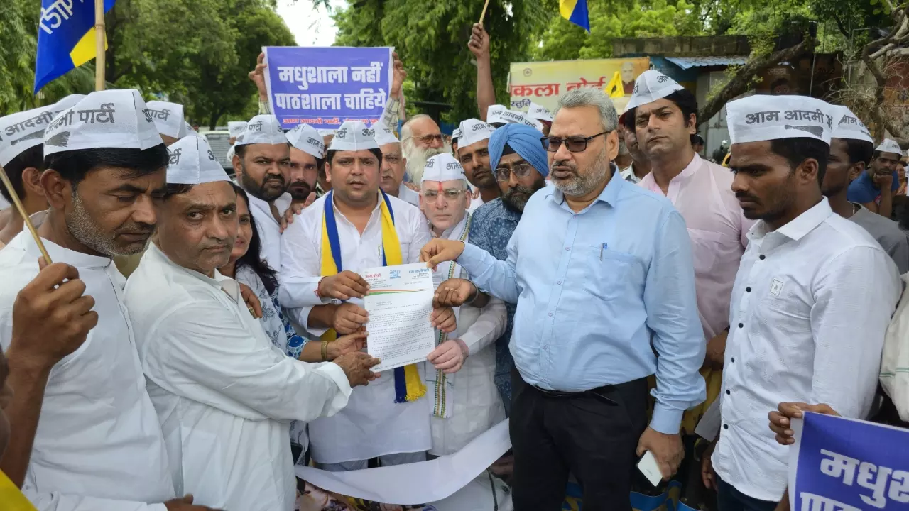 Meerut News: पाठशालाएँ बंद, मधुशालाएँ चालू, शिक्षा के खिलाफ योगी सरकार की बुलडोज़र नीति: आप का कमिश्नरी से डीएम कार्यालय तक विरोध मार्च