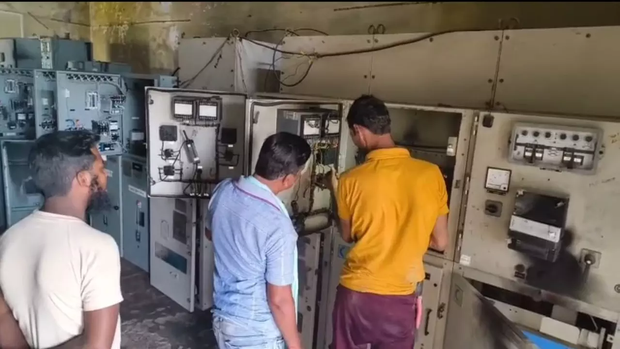 Jhansi News: समथर में आकाशीय बिजली गिरने से पावर हाउस की मशीनें क्षतिग्रस्त, घंटों ठप रही बिजली आपूर्ति