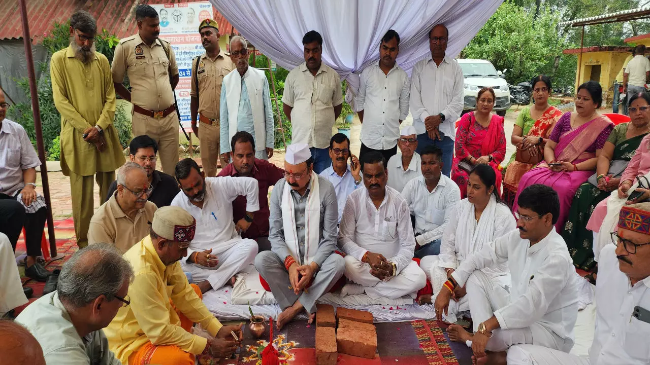 Raebareli News: आचार्य द्विवेदी स्मृति पार्क एवं प्रतिमा स्थल का भूमिपूजन संपन्न: 15.30 लाख रुपये से बनेगा पार्क, 10 फीट ऊंची प्रतिमा होगी स्थापित