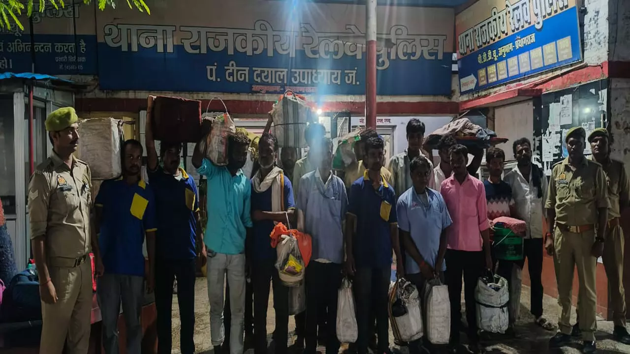 Chandauli News: DDU जंक्शन पर GRP की बड़ी कार्रवाई:निम्न गुणवत्ता वाली खाद्य सामग्री बेचने वाले 18 अवैध वेंडर गिरफ्तार