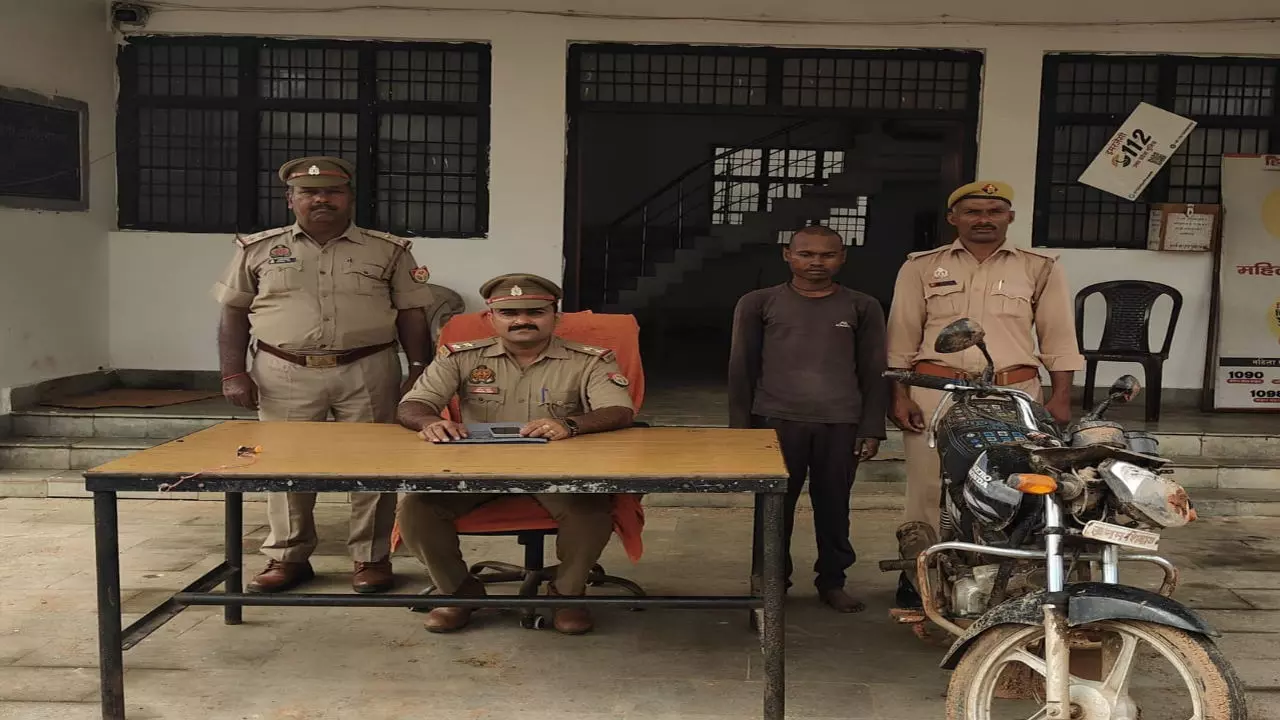 Chandauli News: चकरघट्टा पुलिस की तत्परता: 24 घंटे में चोरी की मोटरसाइकिल बरामद, अपराधी गिरफ्तार