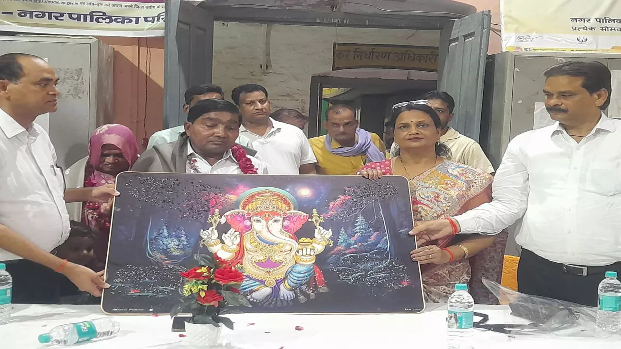 Etah News: भावभीनी विदाई में भीगी आंखें: एटा नगर पालिका के तीन समर्पित कर्मियों ने सेवा से लिया विदा, साथ छोड़ गए यादों की गूंज