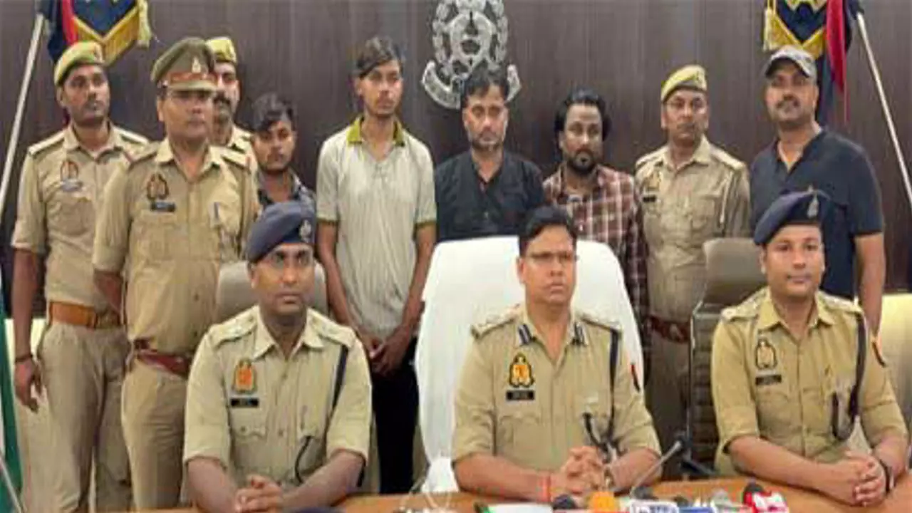Azamgarh News: अंतरराज्यीय साइबर ठगी गिरोह का भंडाफोड़, पांच शातिर बदमाश गिरफ्तार, करोड़ों की संपत्ति बरामद