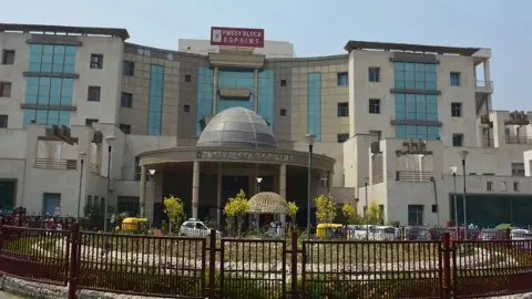 PGI में MRI के बाद दो महीने से ज़्यादा समय लेकर डॉक्टर कर रहे रिपोर्ट, VVIP और VIP कल्चर की भी भूमिका PGI में MRI के बाद दो महीने से ज़्यादा समय लेकर डॉक्टर कर रहे रिपोर्ट, VVIP और VIP कल्चर की भी भूमिका