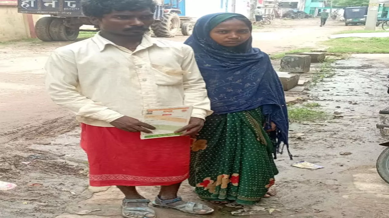 Chandauli News: नौगढ़ में सरकारी योजनाओं की जमीनी हकीकत: रोजगार सेवक की लापरवाही से दो साल से काम के लिए तरस रहा मुसहर परिवार