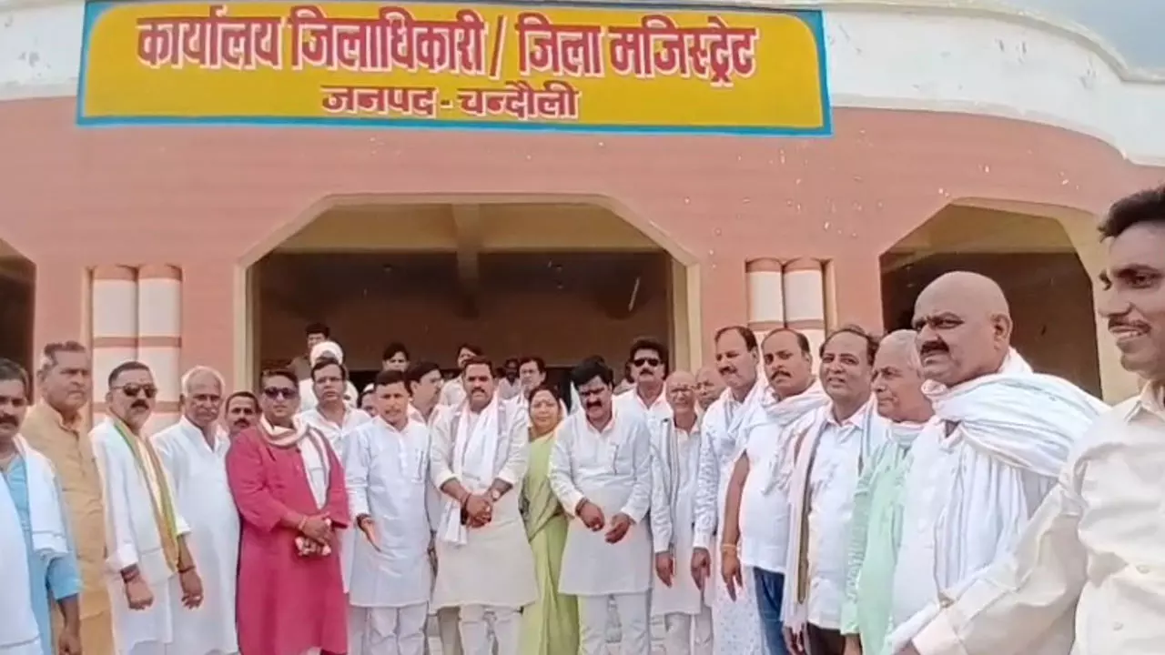 Chandauli News: विद्यालय विलय के खिलाफ कांग्रेसियों का प्रदर्शन, डीएम कार्यालय का घेराव कर सरकार पर लगाए गंभीर आरोप