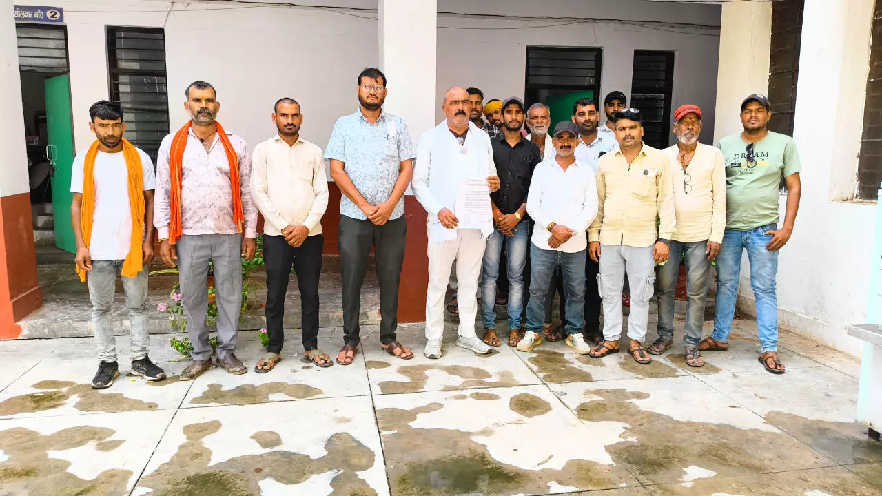 Jhansi News: सिलारी गांव के पास पहाड़ियों पर ब्लास्टिंग से दहशत, ग्रामीणों ने की रोक लगाने की मांग