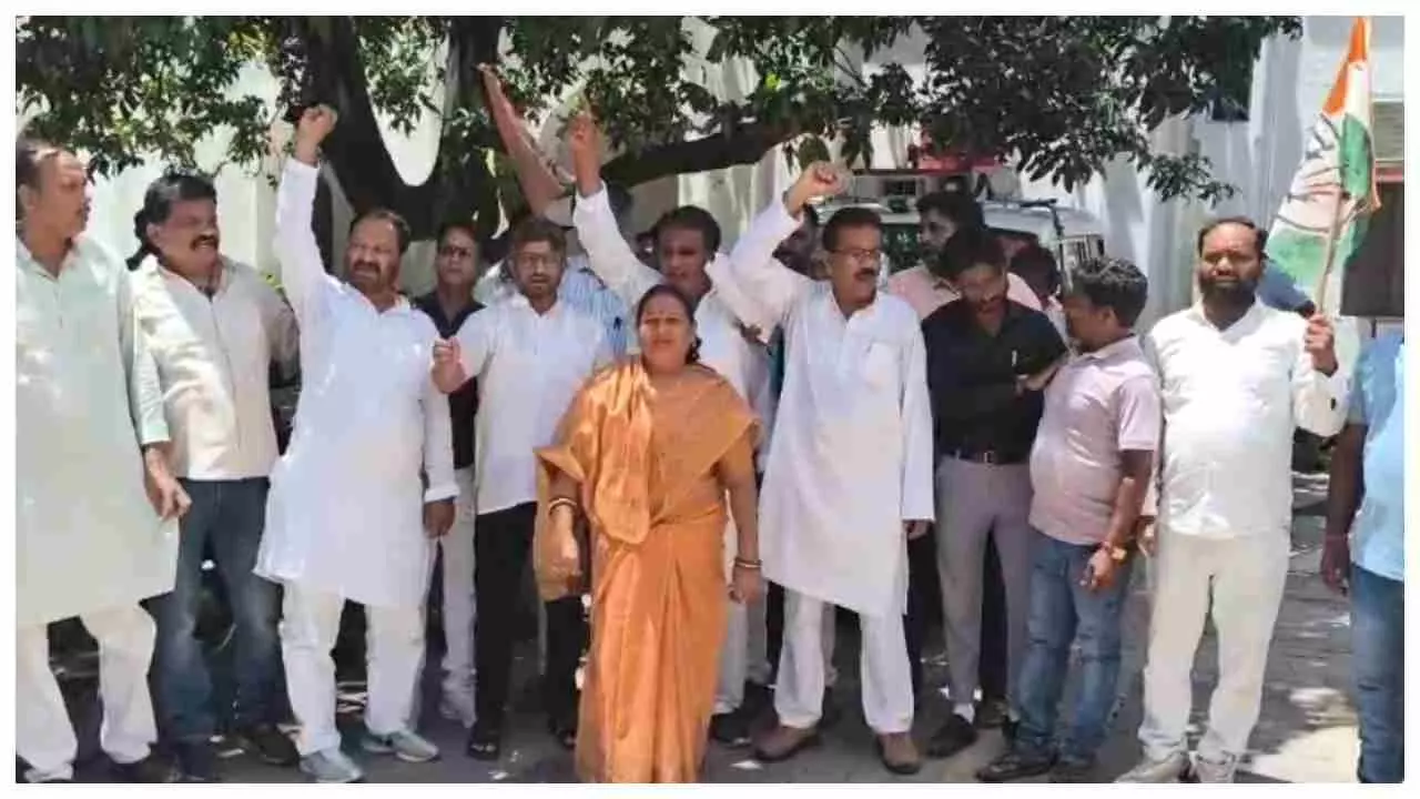 Bahraich News: बहराइच के कलेक्ट्रेट परिसर में लगे योगी मोदी मुर्दाबाद के नारे, जानिए वजह