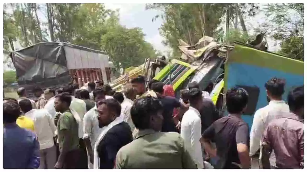 Unnao News: सफीपुर क्षेत्र मे उन्नाव-हरदोई मार्ग पर भीषण सड़क हादसा, 16 यात्री घायल- जिला अस्पताल रेफर, 4 यात्रियों की हालत गंभीर- रेस्क्यू में लगी टीम