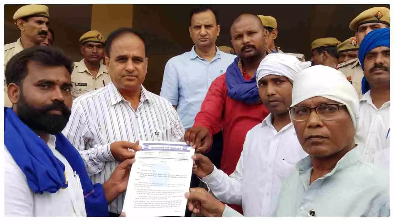 Chandauli News: प्राथमिक विद्यालयों के विलय का विरोध, कौशांबी और प्रयागराज की घटनाओं पर निष्पक्ष जांच की मांग