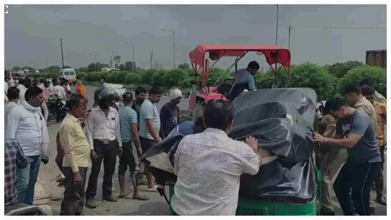 Firozabad News: ट्रैक्टर और ऑटो की टक्कर में एक युवती की मौत, चार घायल