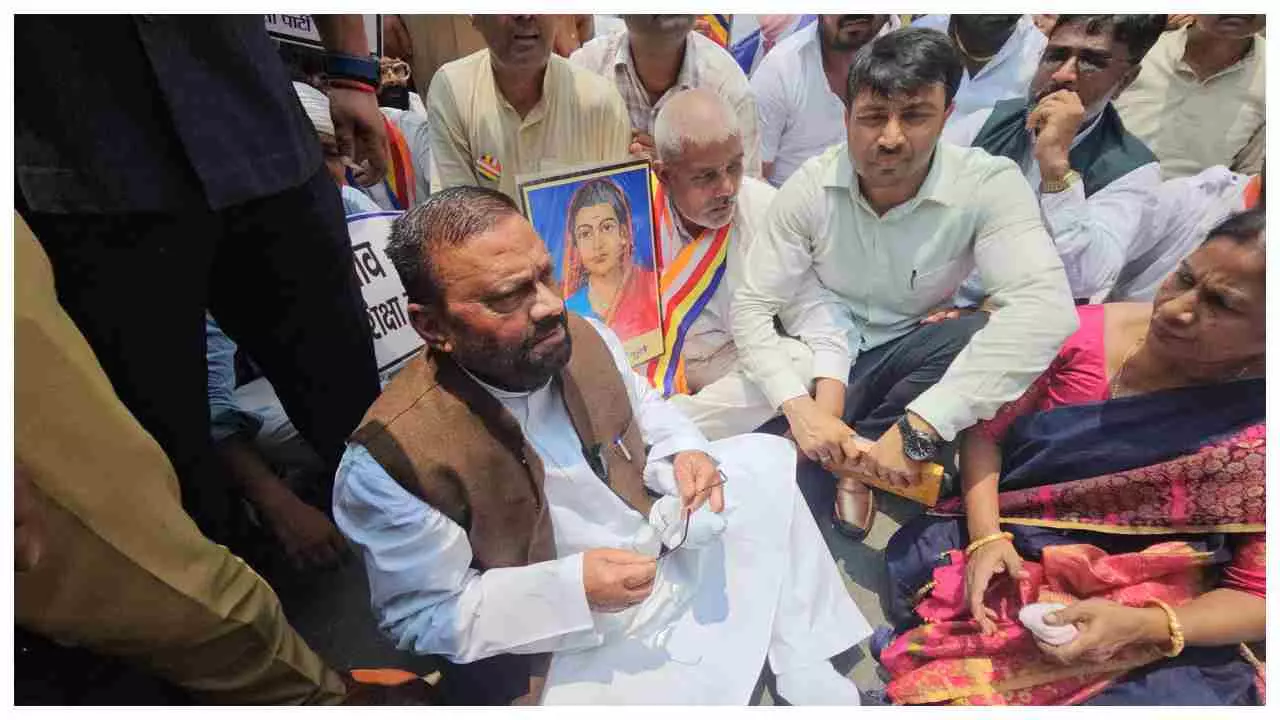 UP News: स्कूल मर्जर के विरोध में गरमाई सियासत: राज्यपाल को ज्ञापन देने पहुंचे स्वामी प्रसाद मौर्य, पुलिस ने रोका तो धरने पर बैठे